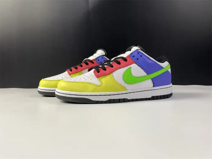 NIKE SB DUNK LOW GREEN STRIKE
