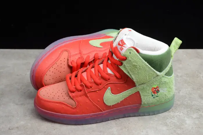 NIKE DUNK LOW SB "STRAWBERRY COUGH" 