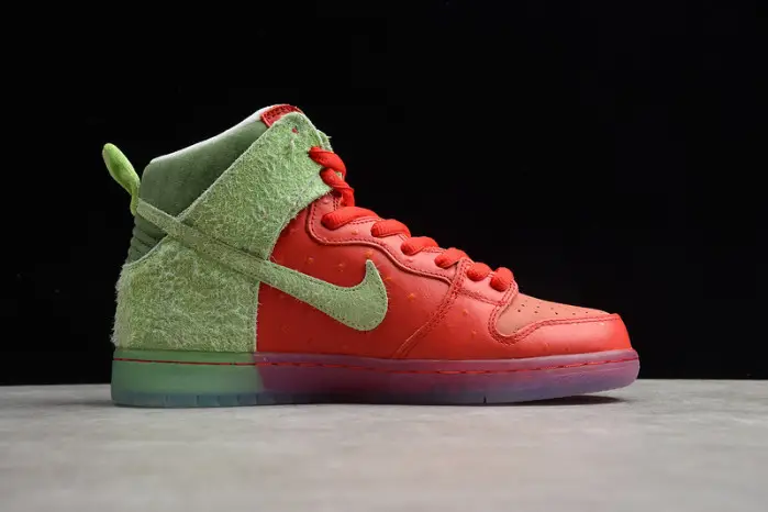 NIKE DUNK LOW SB "STRAWBERRY COUGH" 