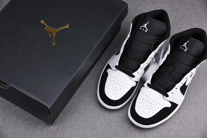 Air Jordan 1 Retro Mid 'Tuxedo' 
