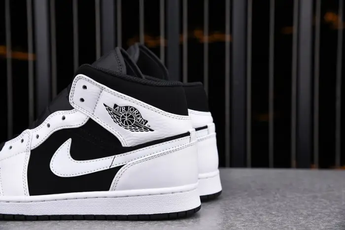 Air Jordan 1 Retro Mid 'Tuxedo' 