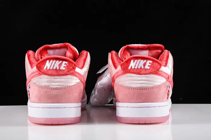 Nike Dunk SB Low strangelove skateboards 