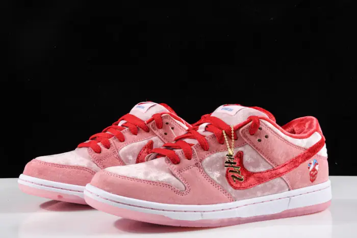 Nike Dunk SB Low strangelove skateboards 
