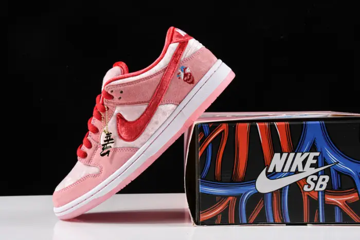 Nike Dunk SB Low strangelove skateboards 