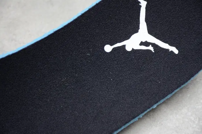 Air Jordan 1 Mid black noble red 