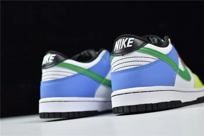NIKE SB DUNK LOW GREEN STRIKE 