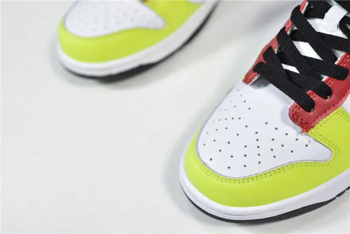 NIKE SB DUNK LOW GREEN STRIKE 