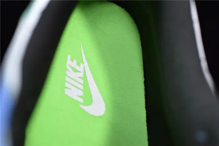 NIKE SB DUNK LOW GREEN STRIKE 