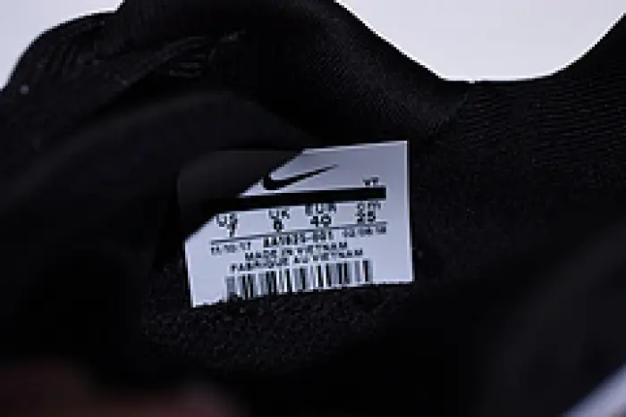 Nike Epic React Flyknit black and white 