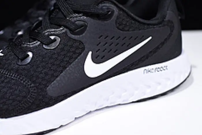 Nike Epic React Flyknit black and white  FFBDC1085