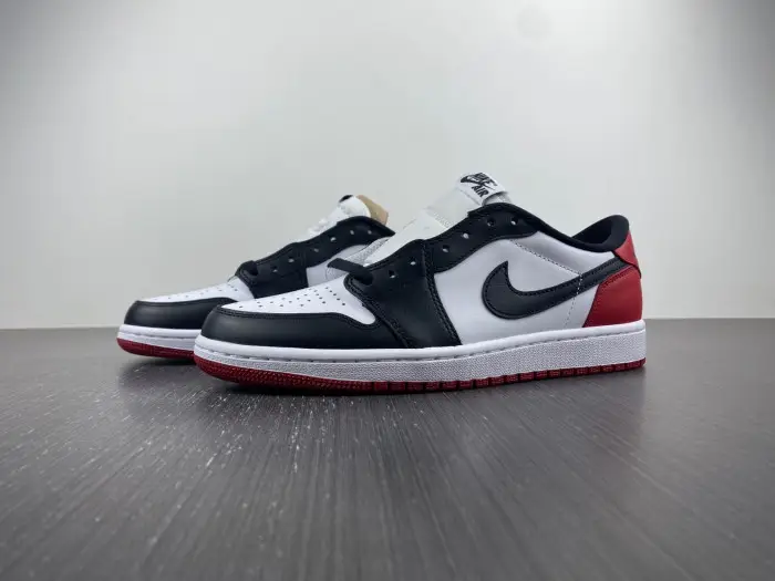 AIR JORDAN 1 low OG “Black Toe” white/ black-varsity red 